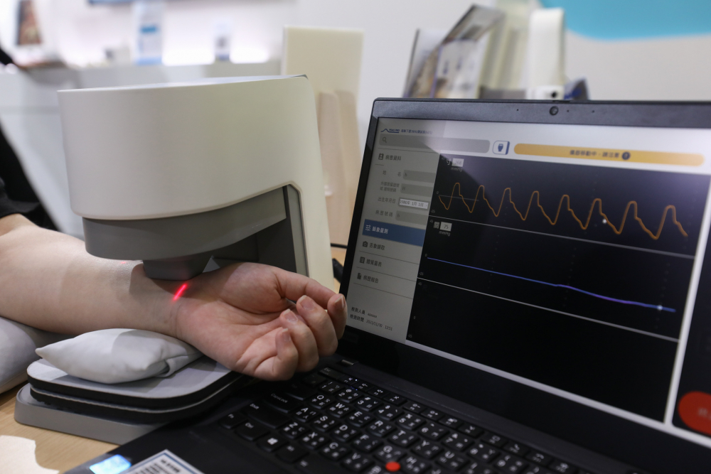 YABO鸭脖耘康脈象檢測系統透過電腦精準控制升降系統，還原中醫師三指把脈過程的舉、按、尋手法，將脈象感受轉化成數據，未來可結合大數據分析，實現智慧醫療及準確性